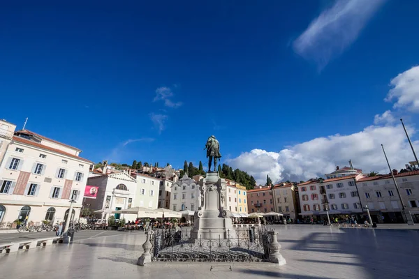 PIRAN, SLOVENIA - SEPTEMBER 17, 2021: Piran şehir merkezindeki Piazza Tartini meydanının panoraması, Sloven adriyatik kıyısında, aynı zamanda Tartinijev trg olarak da bilinir.. 