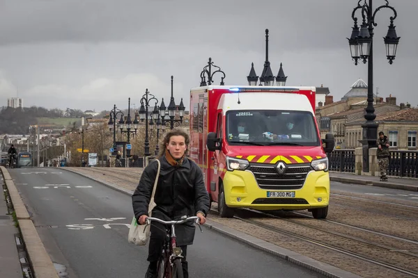 Bordeaux France Février 2022 Vélo Cycliste Flou Devant Vsav Véhicule — Photo