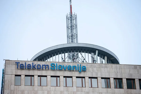 LJUBLJANA, SLOVENIA - 18 Haziran 2021: Ljubljana 'daki dükkanlarının üzerinde Telekom Slovenije logosu. Devlet malı, Telekom Slovenije Slovenya 'nın ana haberleşme şirketi