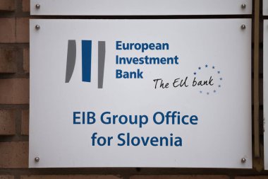 BELGRAD, SERBIA - 4 Temmuz 2021: Avrupa Yatırım Bankası logosu Ljubljana 'daki ana ofislerinin önünde. EIB, Avrupa Birliği yatırım kredisi ve kredi kurumudur.