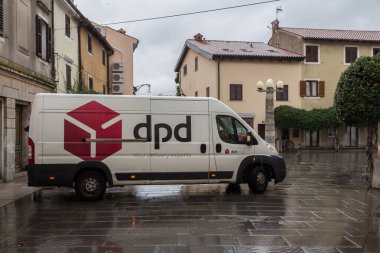 KOPER, SLOVENIA - 17 Eylül 2021: Koper Center 'daki bir teslimat kamyonunun DPD logosu. DPD ya da Dynamic Parcel Delivery, kurye, paket ve ekspres posta hizmetleri sağlayan bir Fransız şirketidir.
