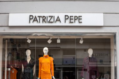 LJUBLJANA, SLOVENIA - 19 Eylül 2021: Patrizia Pepe logosu Ljubljana için dükkanlarının önünde. Patrizia Pepe İtalyan moda tasarımcısı ve kadın giyim koleksiyonuyla tanınan bir perakendecidir.