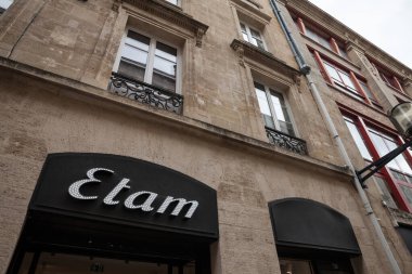 BORDEAUX, FRANCE - 24 Şubat 2022: Bordeaux 'daki bir mağazadaki Etam iç çamaşırı logosunda seçici bulanıklık. Etam groupe iç çamaşırı, Fransız moda perakendecisi, kadın iç çamaşırları üzerine uzmanlaşmış bir iç çamaşırı.