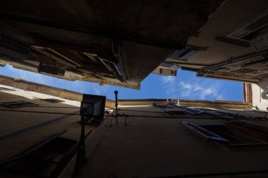 Güneydoğu Avrupa mimarisi, antik binalar ve Adriyatik Denizi 'nin başlıca kentlerinden biri olan Istria veya Pirano' da mavi gökyüzü çizgisi olan tipik Akdeniz dar caddesi.