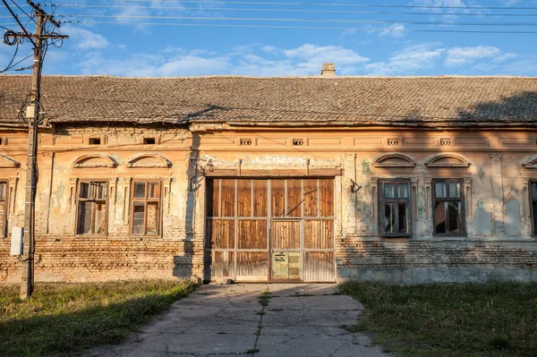 Fachada Antigo Prédio Danificado Uma Fazenda Abandonada Banatsko Novo Selo — Fotografia de Stock