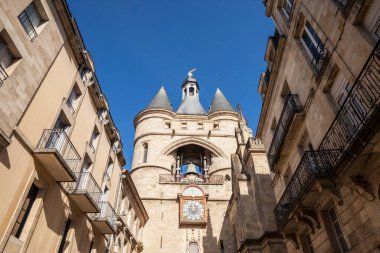 Porte Saint Eloi Gate, Fransa 'nın Bordeaux şehrinin merkezinde bulunan Grosse Cloche (Big Bell) olarak da bilinir. Bu ortaçağ gotik kapısı şehrin eski bölümünün sembollerinden biridir.