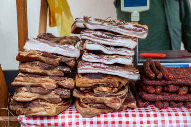 Sırbistan 'ın kırsal kesimindeki bir pazarda kurutulmuş domuz etinden yapılmış ve tütsülenmiş Sırp pastırması. Balkanlar 'dan geleneksel bir et ürünü.