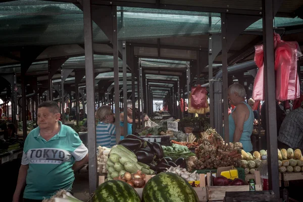 Belgrade Serbia 2019年8月17日 有选择地模糊水果和蔬菜 主要是在贝尔格莱德的主要市场之一 Baojlonijeva Venac Pijaca Green上销售的辣椒 — 图库照片