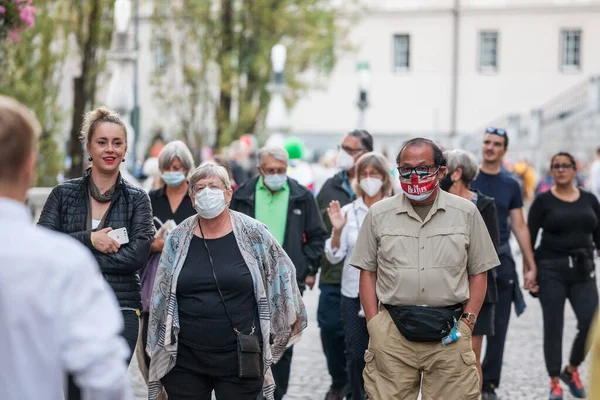 Ljubljana Slovenia 2021年9月18日 顔マスクを着用した老人と女性の選択的ぼやけ 冠ウイルス中のリュブリャナの混雑した通りで目を覚ますCovid 19危機 — ストック写真