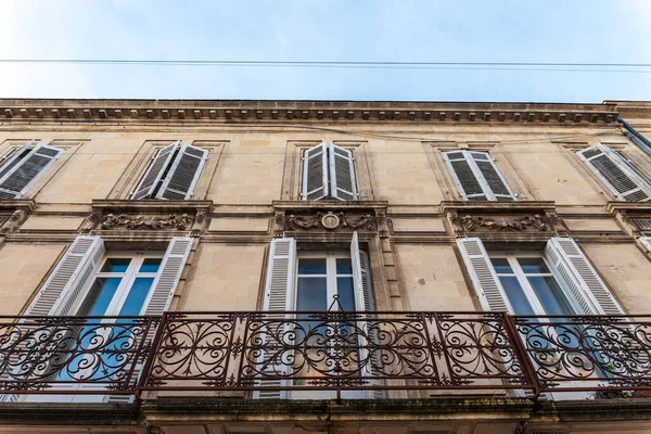 Fasad Typisk Gammal Fransk Bostadshus Bordeaux Frankrike Gjord Freestone Värd — Stockfoto