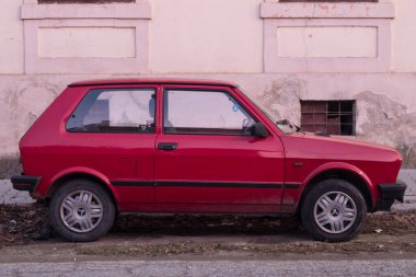VRSAC, SERBIA - 10 Aralık 2016: Kırmızı Zastava Yugo koral arabasında seçici bulanıklık. Zastava 45, Sırp otomobil üreticisi Zastava Automobili tarafından üretilen klasik araba ailesinin genel adıdır.