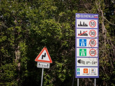 PODKOREN, SLOVENIA - SEPTEMBER 14, 2021: Sloven sınırlarında ulusal hız sınırlarını gösteren yol işareti, Slovakya 'da sürüş yapan araçlar için kullanışlı