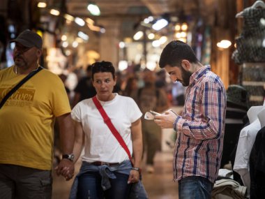 İSTANBUL, TURKEY - 21 Mayıs 2022: İstanbul 'daki büyük pazar kapalicarsi tüccarı genç bir Türk hakkında seçici bulanıklık