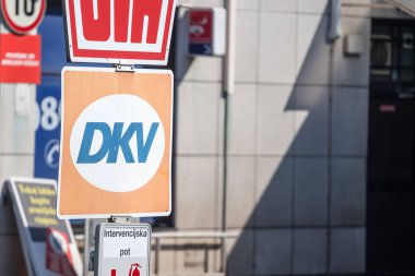 LJUBLJANA, SLOVENIA - 11 Eylül 2021: Sloven benzin istasyonunun önündeki DKV logosu. DKV Mobility, Alman akaryakıt kartı ve ödeme sistemidir..