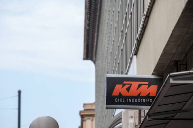 ZAGREB, CROATIA - 19 Eylül 2021: Zagreb bayiliğindeki KTM Bike Industries logosunda seçici bulanıklık. KTM bir otomobil, bisiklet ve motosiklet üreticisi.