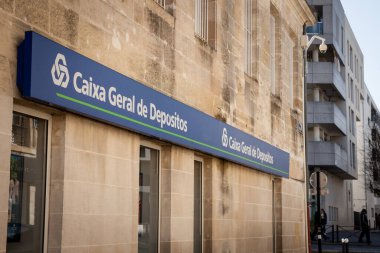 BORDEAUX, FRANCE - 25 Şubat 2022: Caixa Geral de Depositos logosu Bordeaux 'daki yerel ajanslarında. Caixa Geral de Depositos Portekiz 'in devlet bankasıdır.. 