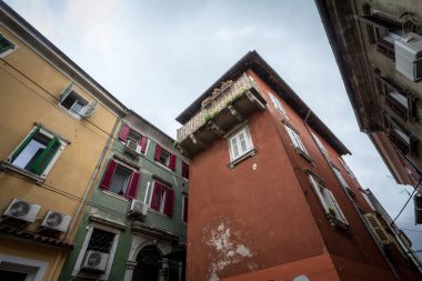 Güney Avrupa mimarisi, balkonlu antik binalar, eski Koper kasabası veya Adriyatik Denizi 'nin ana caddelerinden biri olan Istria' nın ana caddelerinden biri olan capodistria 'da tipik bir Akdeniz dar caddesi.