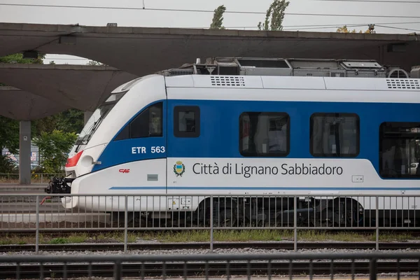 LJUBLJANA, SLOVENIA - SEPTEMBER 15, 2021: Elektrik treni, EMU sınıfı ETR 563 İtalyan demiryolları FS Trenitalia 'ya ait Ljubljana tren istasyonunda Slovenya' dan İtalya 'ya tren servisi.