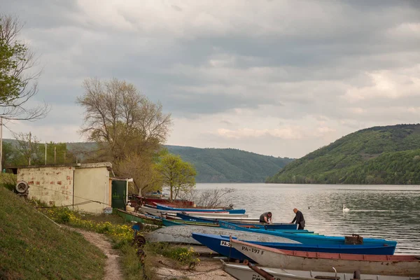 BANATSKA PALANKA, SERBIA - 23 Nisan 2022: Teknelerinde çalışan balıkçılar, Danube nehrinin kıyısında, Banatska Palanka 'da, Cerdap' ın başlangıcında, demir kapılar.