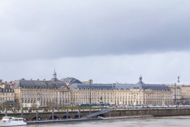 BORDEAUX, FRANCE - 20 Şubat 2022: Bordeaux 'daki Garonne rıhtımının (quais de la garonne) panoraması