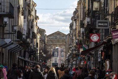 BORDEAUX, FRANCE - 25 Şubat 2022 Saint Catherine Caddesi ve Aquitaine Limanı 'ndaki seçici bulanıklık, Fransa' nın en ticari alanlarından biri.