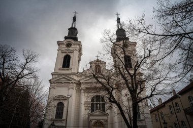 SREMSKI KARLOVCI, SERBIA - APRIL 2, 2022: Aziz Nicholas Kilisesi, veya Sırbistan 'ın Novi Sad kenti yakınlarındaki Sremski Karlovci, Voyvodina' daki bir barok Sırp ortodoks kilisesi olan Crkva Svetog Nikole