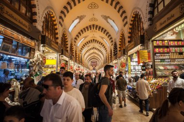 İSTANBUL, TURKEY - 21 Mayıs 2022: İstanbul 'daki Spice Mısır Çarşısı' nın ana caddesinde seçici bulanıklık, kalabalık, dükkanlar ve insanlar, Türkler. Büyük bir dönüm noktası ve piyasa..
