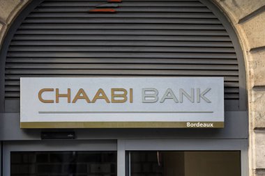 BORDEAUX, FRANCE - 19 Şubat 2022: Chaabi Bank logosu Bordeaux 'daki ofislerinin önünde. Banque Chaabi du Maroc, Fas Merkez Bankası 'nın Fransız şubesidir.
