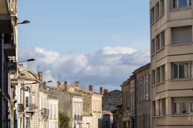 Fransa 'nın güneybatısındaki Bordeaux' nun tarihi merkezinde, tipik bir Fransız şehir caddesinde Eppes Bordelaises adı verilen tipik Bordeaux binalarında seçici bulanıklığı