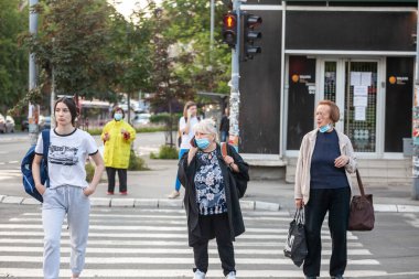 BELGRAD, SERBIA - 2 Haziran 2021: Kadınlar, genç kızlar ve yaşlı kadınlar yüz maskesi solunumu takıyor, bazıları Coronavirus Covid 19 krizinde yüz maskesi takmıyor