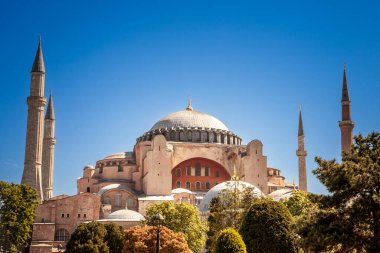 Aziz Sophia, İstanbul, Türkiye 'de güneşli bir öğleden sonra. Ayasofya ya da ayasofya, eski bir Bizans Ortodoks bazilikası olup Müslüman camisi ve müzeye dönüştürülmüştür.