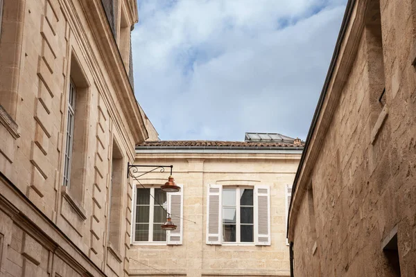 Фасад Типичного Старого Французского Жилого Здания Бордо Франция Выполненного Фристоуна — стоковое фото