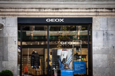 LJUBLJANA, SLOVENIA - 15 Eylül 2021: Ljubljana 'daki yerel mağazalarının önünde Geox logosu. Geox, su geçirmez ve solunabilir ayakkabı giyiminde uzmanlaşmış bir İtalyan ayakkabı üreticisi.