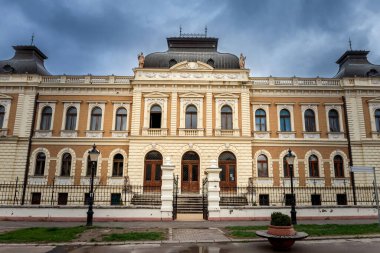Sırbistan 'daki Sremski Karlovci patrijarsijski dvor' unun ana cephesi. Ataerkil mahkeme olarak da adlandırılan yer, 19. yüzyıldan kalma bir Sırp ortodoks sarayı ve şatosu, Karlovci Patrikliğinin eski vatanı.