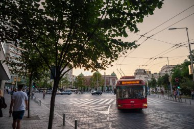 BELGRAD, SERBIA - 20 Haziran 2022: Belgrad Trolleybuse 'da seçici bulanıklık, ya da Trolley, trg republike cumhuriyet meydanından geçen 28. Hat