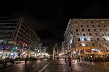 BELGRAD, SERBIA - 15 HAZİRAN 2018: Akşamları Cumhuriyet Meydanı olarak da bilinen Trg 'da bekleyen insanlar için seçici bulanıklık. Trg-blike Belgrad 'ın başlıca simgesi.