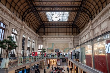 BORDEAUX, FRANCE - 20 Şubat 2022: Bordeaux Saint Jean tren istasyonuna ana kalkış salonu bekleyen yolcularla birlikte. Bordeaux St Jean, Aquitaine ve Gironde 'nin ana tren istasyonudur..