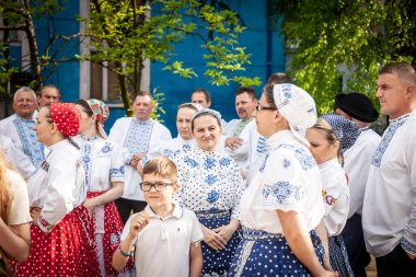 KOVACICA, SERBIA - 14 Mayıs 2021: Sırbistan 'ın Voyvodina kentinin başlıca Slovakya yerlerinden biri olan Kovacica' da düzenlenen halk toplantısında giyilen geleneksel bir Slovakya kıyafeti olan Voyvodina 'lı kadın slovaklar grubu
