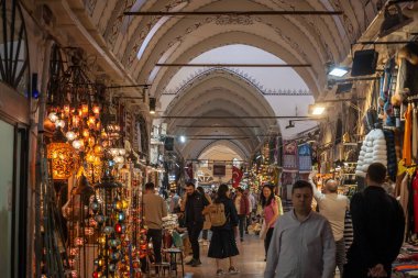 İSTANBUL, TÜRKEYE - 21 Mayıs 2022: kalabalık cadde, yoğun saatlerde. Grand Bazaar orkapalicarsi şehrin Avrupa tarafındaki en önemli simgelerinden biridir.
