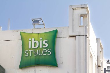 BORDEAUX, FRANCE - 25 Şubat 2022: Ibis stili logo Bordeaux Center için otellerinin önünde. Ibis Styles, Fransız Accor Group üyesi Ibis otellerinin bir markasıdır.