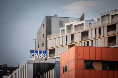 LJUBLJANA, SLOVENIA - 15 Eylül 2021: Ljubljana 'daki ana ofislerinin KPMG logosu. KPMG, Büyük Dörtlü Grup içindeki dünyanın en büyük denetim şirketlerinden biridir.