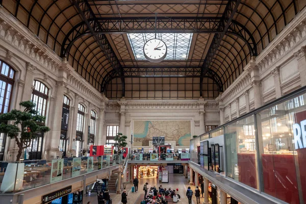 法国波尔多 2022年2月20日 主候机厅前往波尔多圣约翰火车站 乘客等候 波尔多圣约翰车站 Bordeaux Jean 是法国国家铁路的主要火车站 位于阿基坦和吉隆德之间 — 图库照片