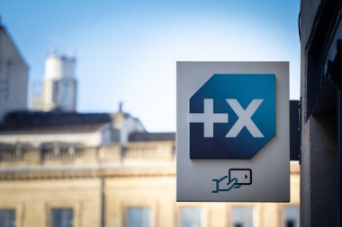 BORDEAUX, FRANCE - 24 Şubat 2022: Banque Populaire logosu Bordeaux 'daki yerel bankalarının önünde. Banque Populaire bir kooperatif bankadır, BPCE 'nin bir parçası olan ana Fransız bankalarından ve sigorta hizmetlerinden biridir.