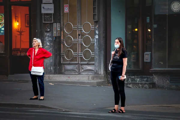 BELGRAD, SERBIA - 12 Temmuz 2022: Coronavirus Covid 19 krizinde maske koruyucu ekipman takmış yaşlı bir kadın Belgrad bulvarında karşıdan karşıya geçmek için seçici bulanıklık