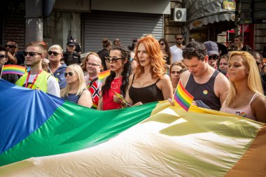 Belgrad, Sırbistan - 18 Eylül 2016: Belgrad Gay Gurur ve gülümsemesi sırasında dev bir gökkuşağı gay bayrağı taşıyan protestocular kalabalığı bu yıl geçit töreni sorunsuz geçti