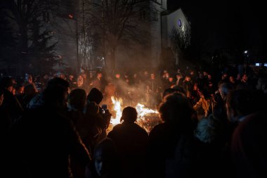 BELGRAD, SERBIA - 6 Ocak 2022: Ortodoks Noel 'inde Belgrad' da badnjak dalları yakan Sırp Halkı 'nın seçici bulanıklığı. Bu geleneksel bir Sırp Noel geleneğidir.