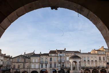 Aquitaine Bölgesi 'nin büyük bir kasabası olan Libourne şehir merkezinde, belediye binası ile ortaçağ meydanı Abel Surchamp Meydanı, 23 Şubat 2022