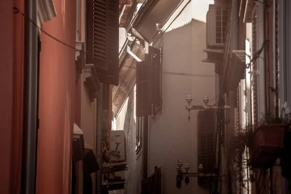 Selective Blur Wooden Shutters Houses Typical Mediterranean Old Narrow Street — Stockfoto