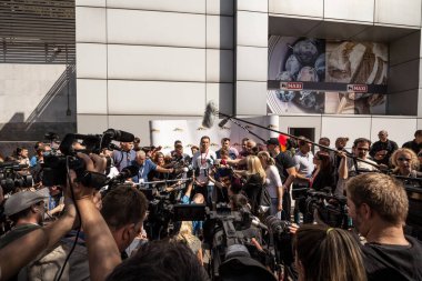 BELGRAD, SERBIA - 18 Eylül 2016: Gazeteci, fotoğrafçı ve kameraman kalabalığı, 2016 Belgrad Gay Pride organizatörleriyle bir basın toplantısında röportaj yapıyor. Geçit töreni bu yıl hiç zorlanmadan gerçekleşti.
