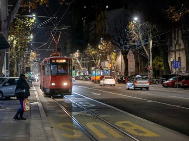 BELGRAD, SERBIA - 30 ARALIK 2021: Belgradlı bir tramvayda seçici bulanıklık, tatra KT4, geceleri krug dvojke 'nin tramvayındaki Linija 2 hattından. Ayrıca Beogradski tramvayı da denir, bir ulaşım sistemidir..